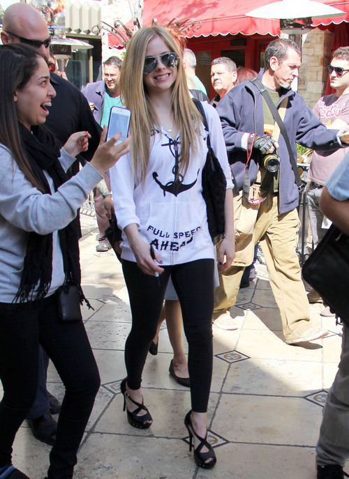 heyavril-blog:  17/100 pictures of Avril Lavigne. 