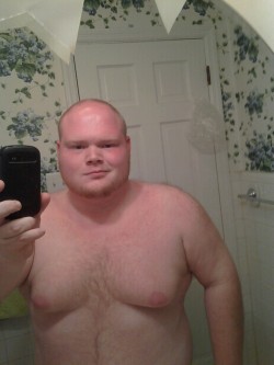 cutecubs:  dannyluvschubs:  mike88atl:  mild sun burn  Id rub him better  Cute chunky chub cub, beautiful TTs. Favorite.