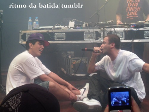  PURO EXEMPLO DE HUMILDADE!  Ontem, dia 09/06 fui no show do Projota na minha cidade, BH… eu não sabia que ele fazia isso e fiquei muito surpresa quando ele chamou alguem da platéia pra fazer um free tipo assim, no meio do show! Esse menino da foto