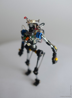 arcubots:   R³bots - recycled, reused and  rebuilt from trash. Posable action-figure robots. #R³bot nine - OEZIOOG-D 