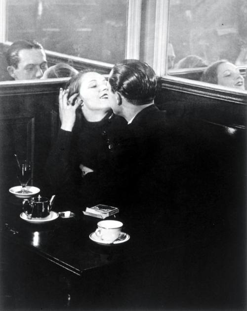 rrosehobart: Brassaï, Couple d’amoureux, Place d’Italie, 1932