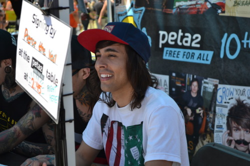 sellmyselfshort:  Vic meet & greet    Mmmmh, he’s so cute
