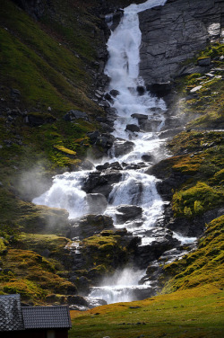 theavenuepost:  theavenuepost:  Sendefossen,