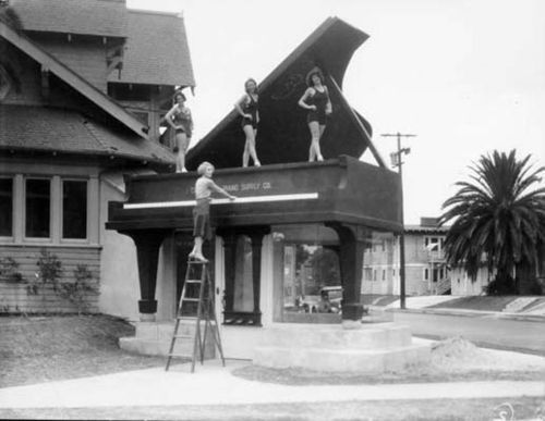 A giant grand piano marks the entrance of the California Piano Supply Co., near Venice Blvd & Western. (via Historic Roadside Los Angeles: Piano Showroom)