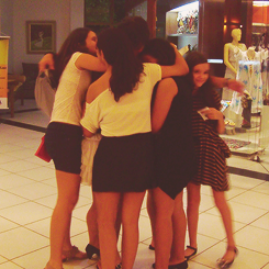 refffugio:  Fãs: Chay me dá um autógrafo ? ~le chay abri os braços~ Chay: Quero abraços! 
