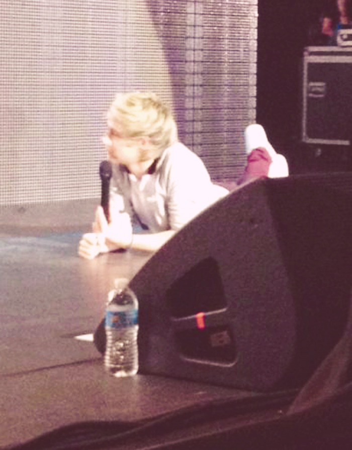 onemothafuckindirection:  malikthrust:  Niall lying on stage. (x)  Hazza tripped