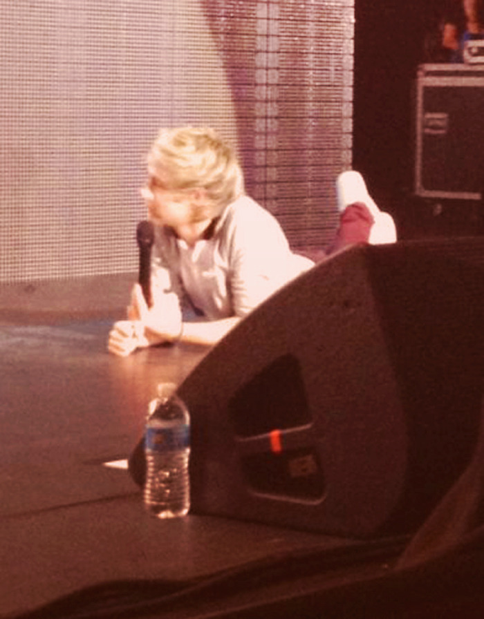 onemothafuckindirection:  malikthrust:  Niall lying on stage. (x)  Hazza tripped