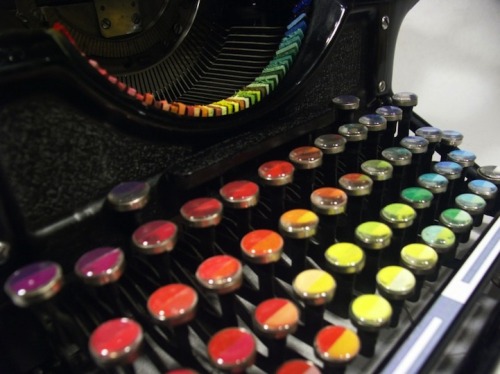 jedithepirateninja:  awesomepractice:  omg I want one devidsketchbook:  atavus Chromatic Typewriter by Tyree Callahan   This. THIS.  