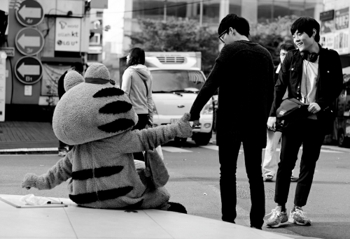 escapeseoul:  Sometimes we all need a helping hand. 