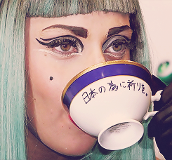 0hmygaga:  lady gaga + teacup 
