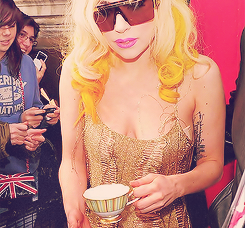 0hmygaga:  lady gaga + teacup 