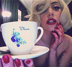 0hmygaga:  lady gaga + teacup 