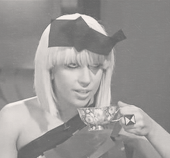 0hmygaga:  lady gaga + teacup 
