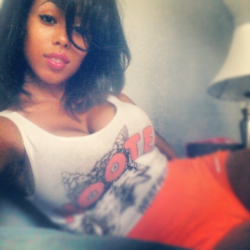 ibossifloss:  Give these heauxs a hard time, make it look easy. #Hooters #HootersGirl (Taken with Instagram) 