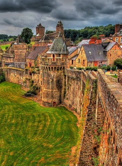 bluepueblo:  Castle Rampart, Brittany, France