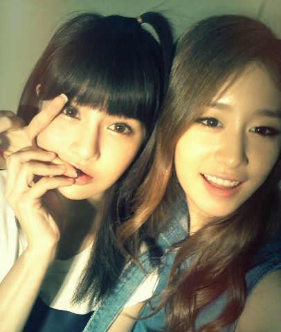 aryoung-parkdino:120612 - Boram Twitter update - “If you look carefully, I’m bitting JiYeonie’s fing