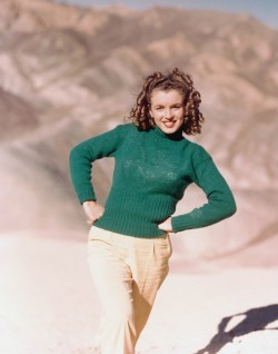 jeanjeanie61:  Marilyn Monroe In 1945 http://www.cursumperficio.net