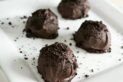 gastrogirl:  3-ingredient oreo truffles.