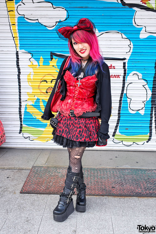 Lisa&rsquo;s new blue-tipped pink hairstyle w/ red bustier, torn stockings &amp; Demonia boo