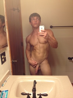 fyeahshirtlessmen:  body + cock + face 