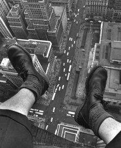 tamburina:  Grey Villet, Grey Villet’s feet dangling over 5th Avenue, 1954 