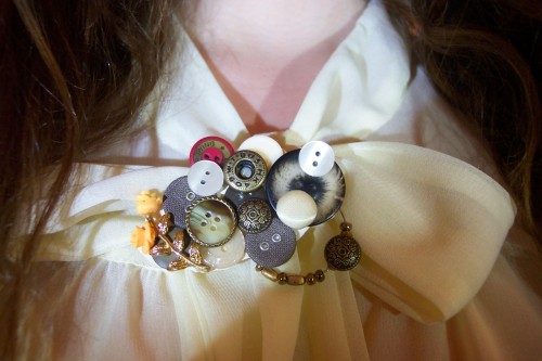 DIY vintage style button brooch. I really am button crazy!