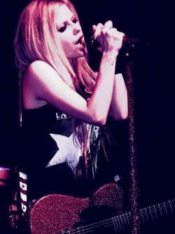 heyavril-blog:  18/100 pictures of Avril Lavigne. 