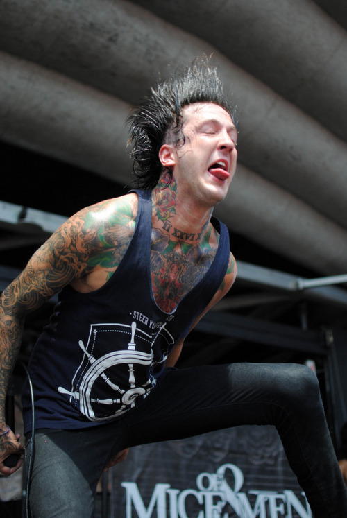 always-screaming-my-lungs-out:  imagine this is his sex face