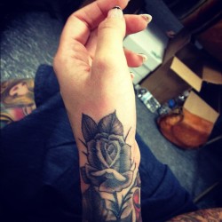 fuckyeahtimhendricks:  Mini rose on the hand