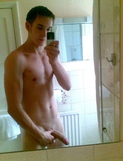 alleyecandy:  Mirror pic. Showing off his