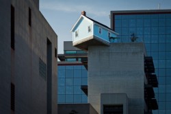 laughingsquid:  Fallen Star, A House on the Roof of a 7 Story Building at UC San Diego  Um. No don&rsquo;t think so.