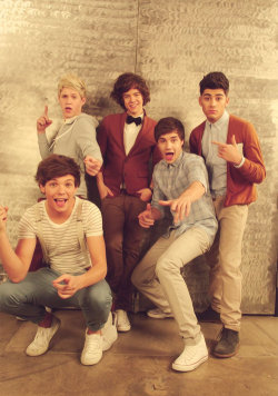 1d-harryniallzaynliamlouis:  Everyone is so excited and Harry is just like “I’m sexy” :P