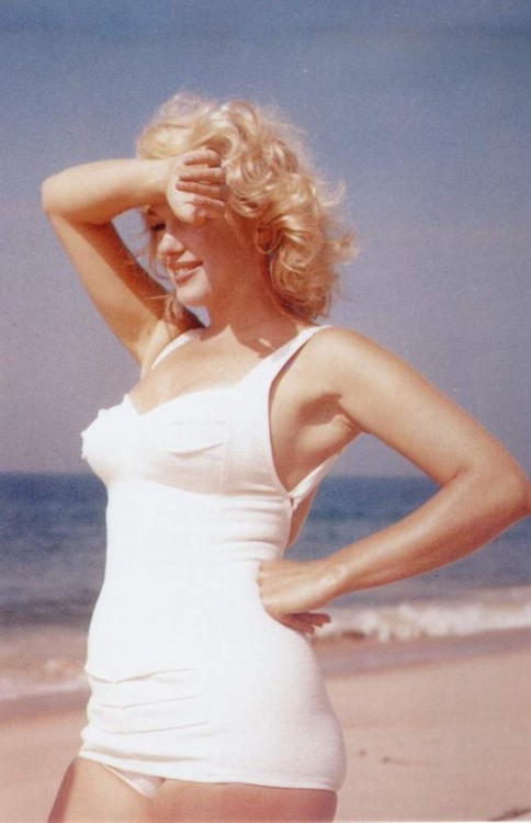 fashionista18:  Marilyn Monroe photographed by Sam Shaw in 1958 