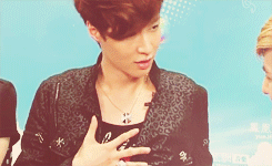 y00nngi:  Lay showing Kris what love is ♥