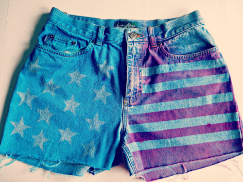 DIY Dyed Flag Shorts Tutorial. Really easy tutorial using painters tape, cardboard and spray dye. Tu