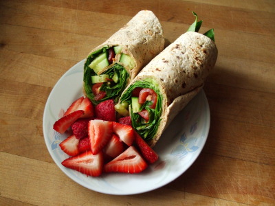 garden-of-vegan:
“ multi-grain wrap with fat free refried beans, guacamole, chipotle salsa, sriracha, spinach, cucumber, and cherry tomatoes, and sliced strawberries
”
Yum!