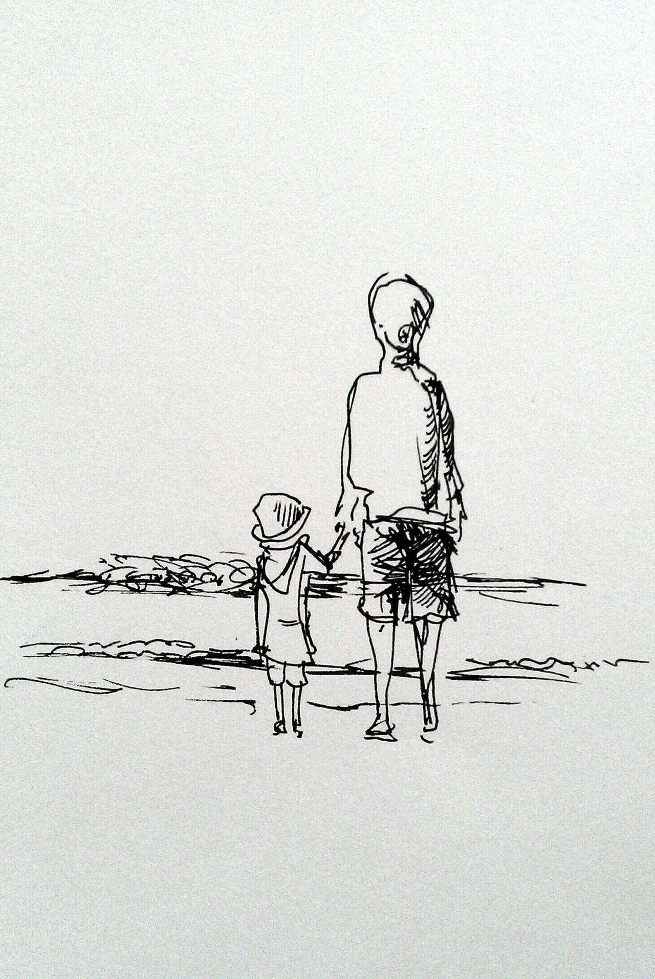 Ouder en kind op de rug gezien, ze staan hand in hand en kijken uit over de zee