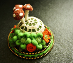 sliester:  Little brown mushrooms by woolly fabulous on Flickr. By the always fabulous Woolly Fabulous! Her tiny little “terrarium” mushroom pincusions are so amazingly cute.