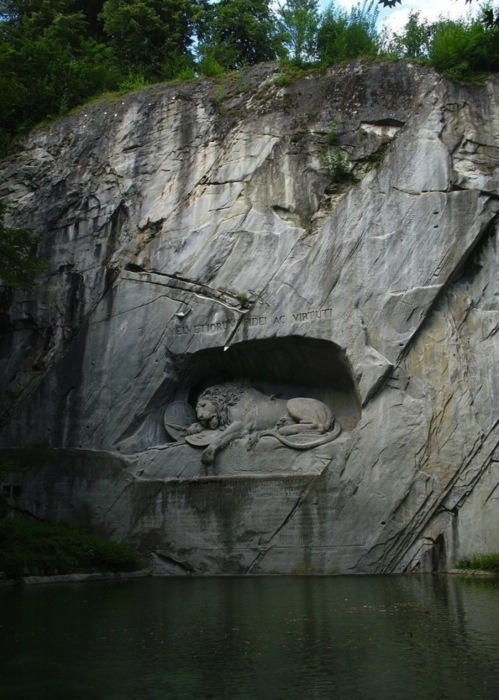 ryandonato:Lion of Lucerne. The surrounding outline of the pig was added apparently because the arti