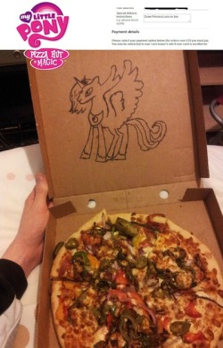 epicbroniestime:  #Pic is Unrelated : Pidieron que en la caja de pizza dibujaran a la princesa luna. Wena volaa xD