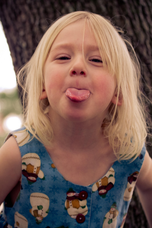 houin:  [Free Images] People, Children – Little Girls, Put Out One’s Tongue, American Pe