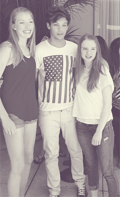 zombi3-kisses:   Louis standing up his tippy toes to take a picture with a fan {x}