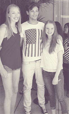 zombi3-kisses:   Louis standing up his tippy toes to take a picture with a fan {x}