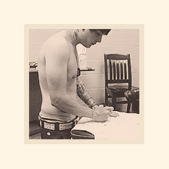 finest-of-bands:  ~shirtless band blog 