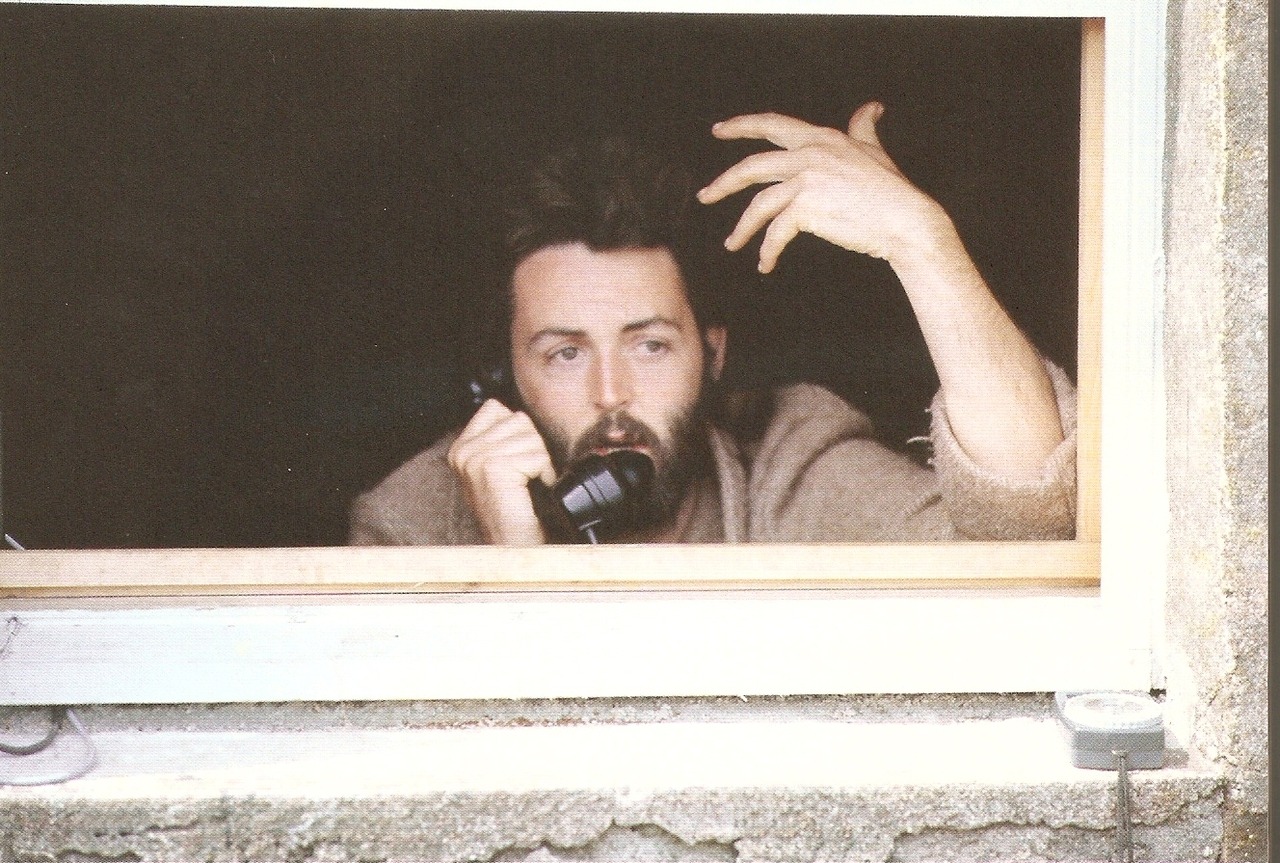 sillylovesongs:  he’s on the phone gossiping with john 