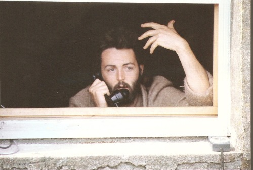 XXX sillylovesongs:  he’s on the phone gossiping photo