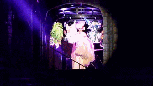  ugh she singing in the middle of her old outfits ! 