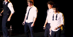 horaneyes:  Liam, Niall and Louis shaking their asses