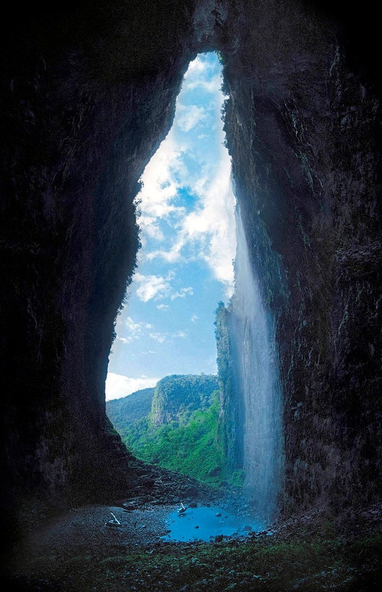 sav3mys0ul:  La Cueva del Fantasma, (“Cave of the Ghost” in Spanish) is a giant