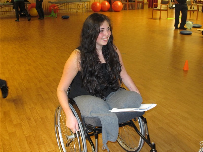 Девушка притворилась инвалидом на балу. Инвалид. Девушка инвалид. Инвалид без ног на коляске.